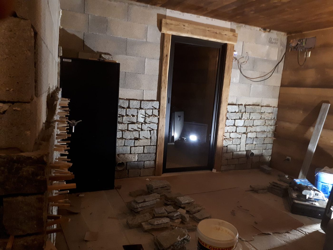 Cave en cours de travaux, murs préparés avant la pose du parement.