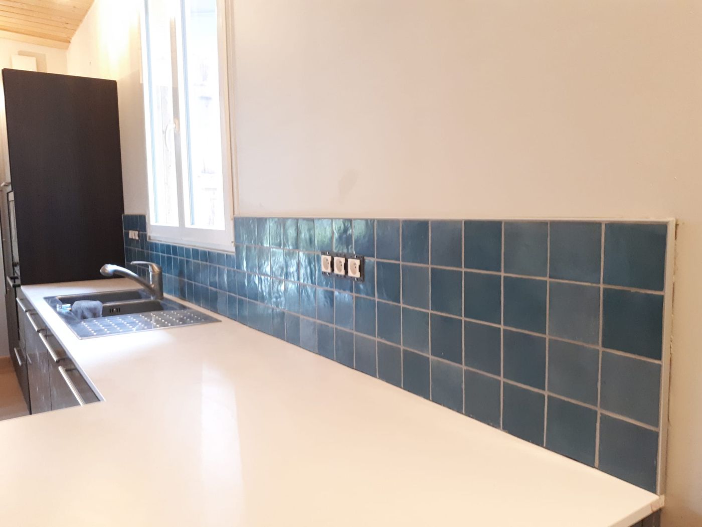 Crédence en carreaux de Salerne bleus posée au-dessus du plan de travail.