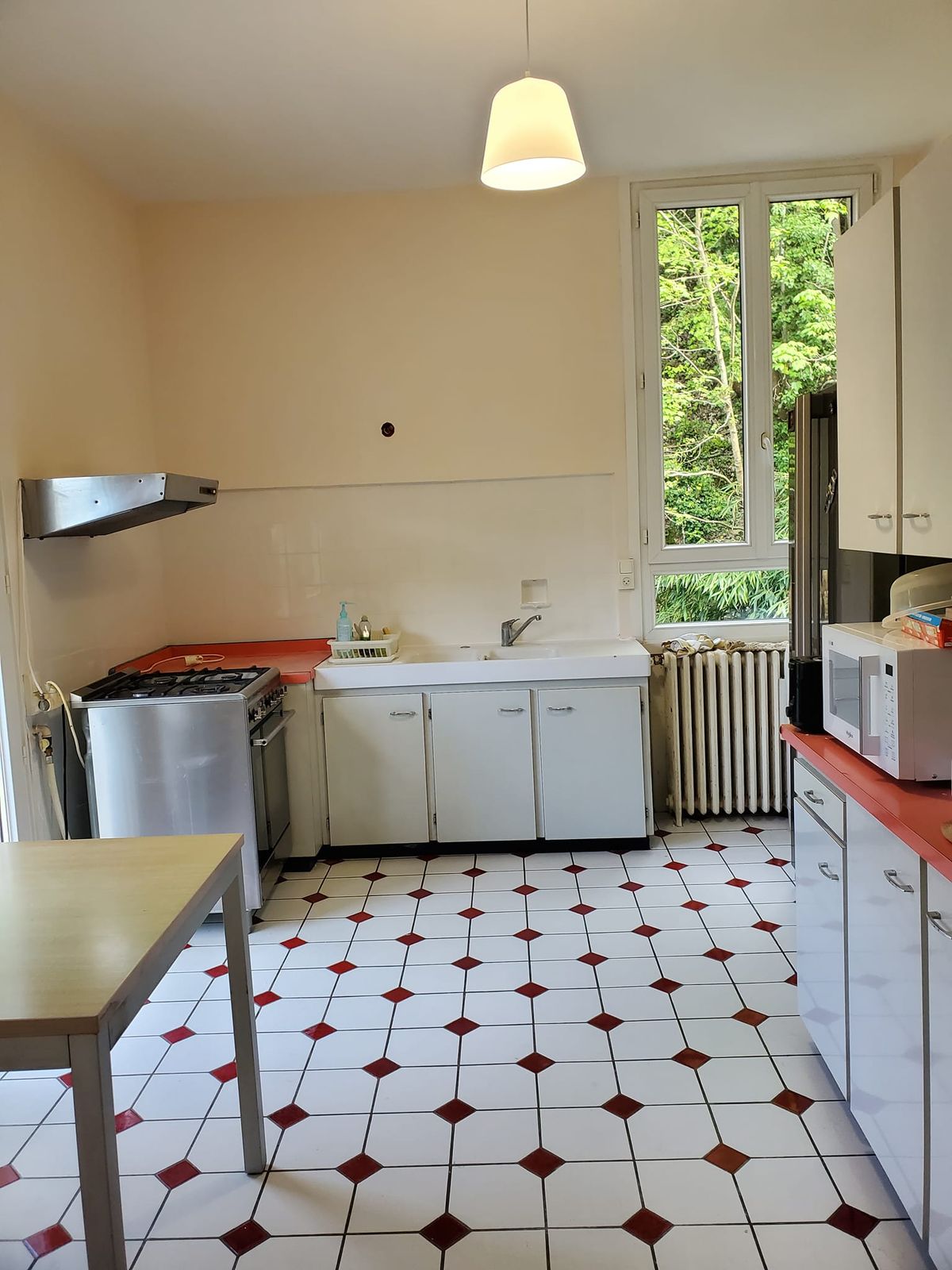 La même cuisine après rafraîchissement : murs clairs et joints de faïence nettoyés.
