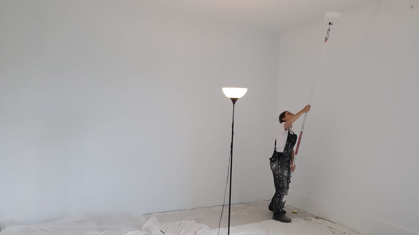 Pièce complète après réparation des fissures et mise en peinture : murs et plafond uniformes.