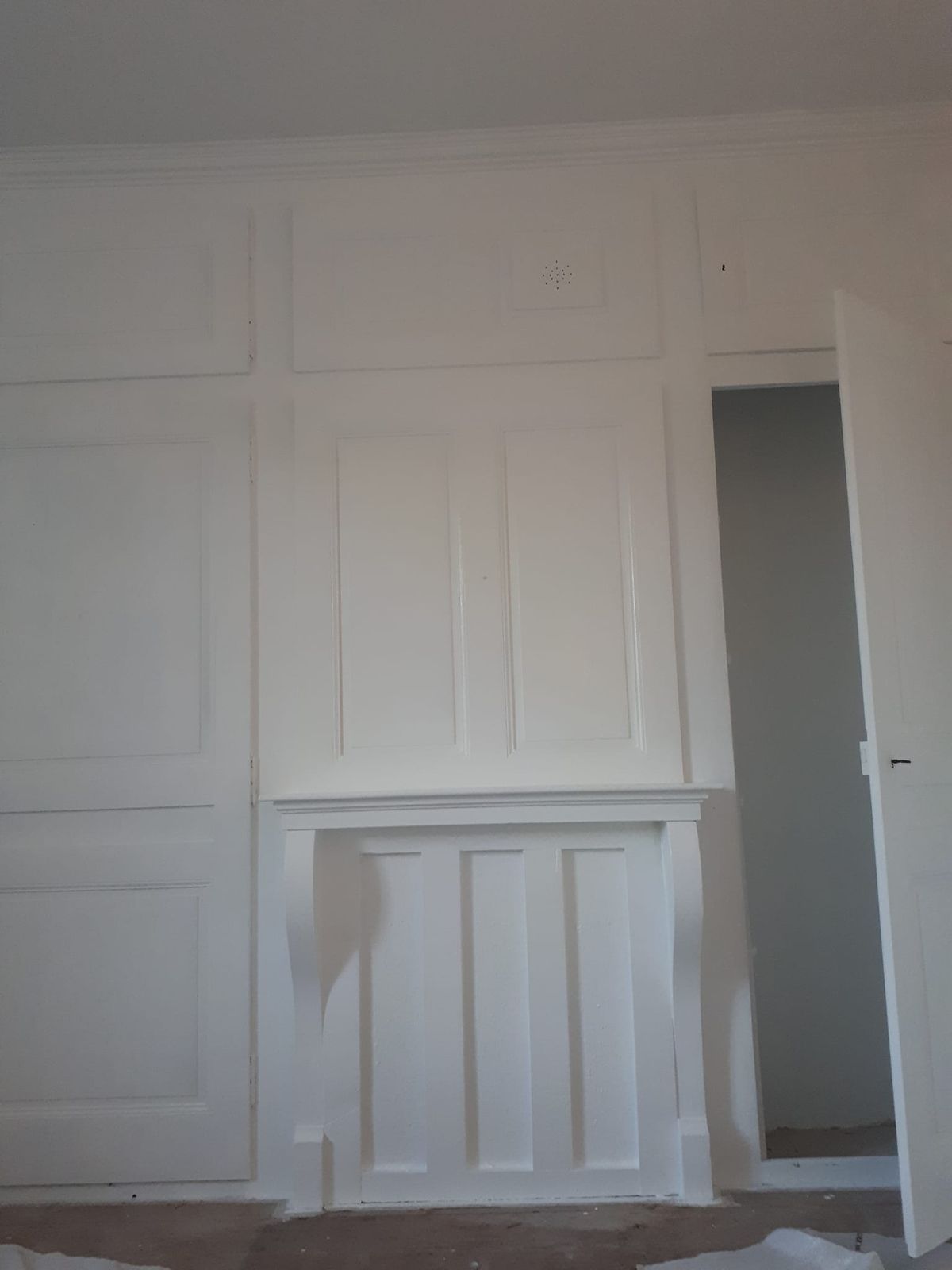 Menuiseries intérieures réparées et remises en peinture blanche.