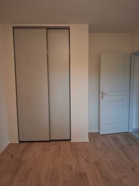 Chambre avant et après : papier peint rayé déposé, murs mis en peinture et moquette remplacée par un sol stratifié.