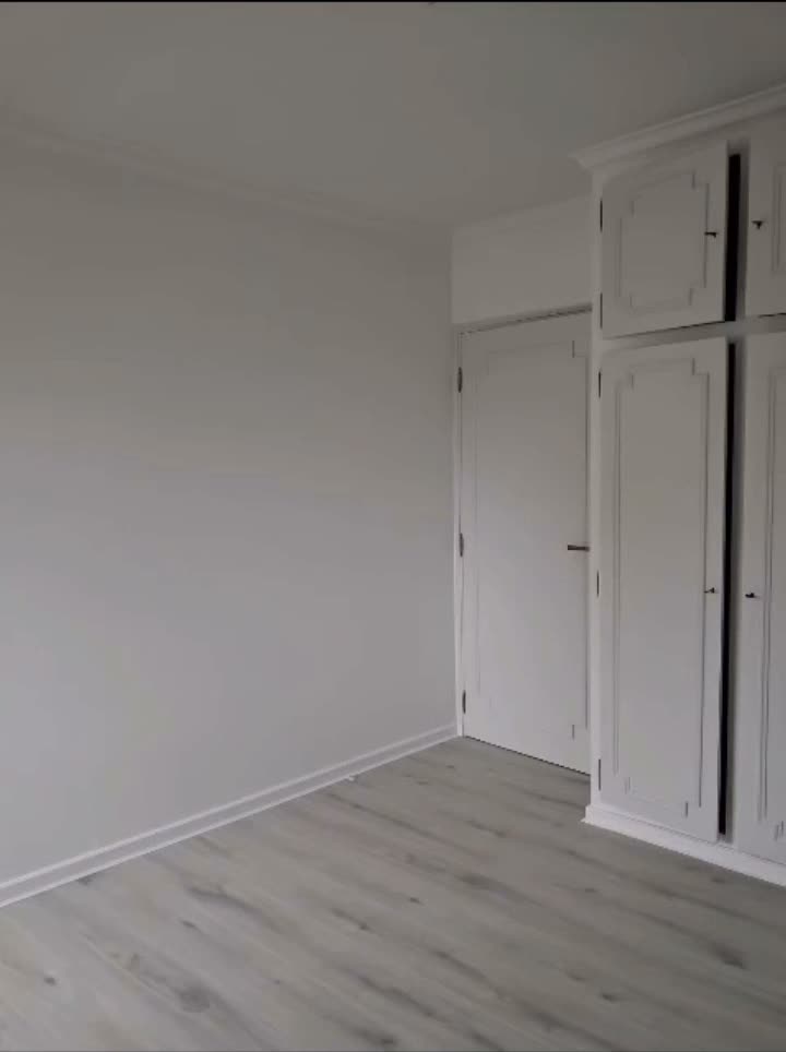 Chambre avant et après : papier peint déposé, murs et placards intégrés repeints, parquet flottant posé.
