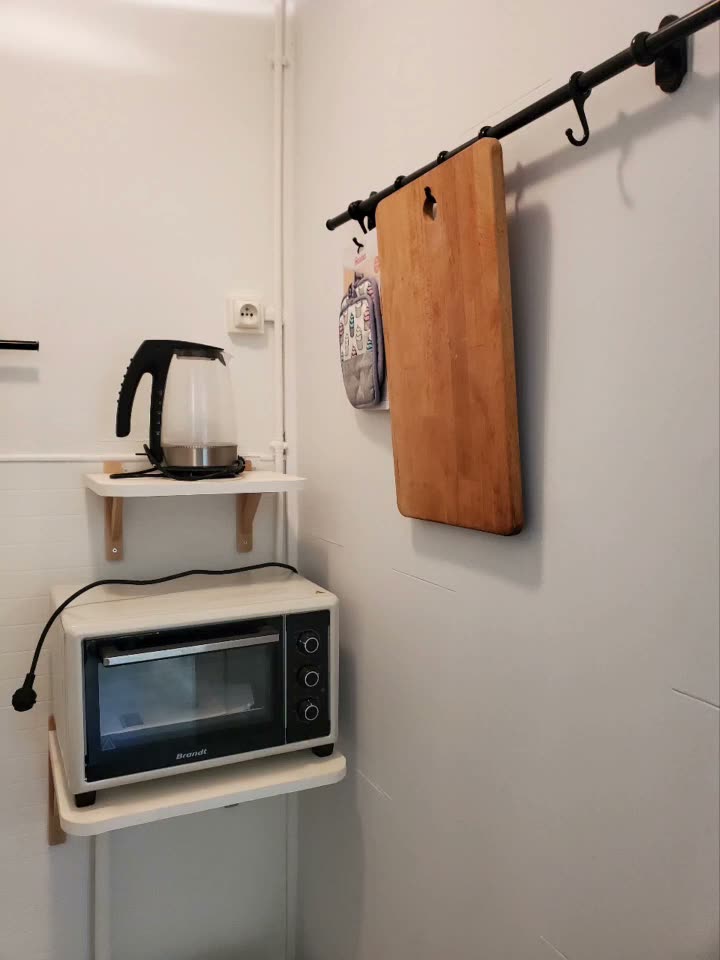 Petit logement avant et après traitement des moisissures : placard, plafond de la douche, coin cuisine et pièce de vie.